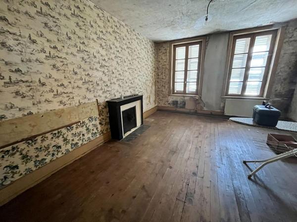 Le Montet Maison + Cour + cave +  Jardin + puits + garage + dépendances