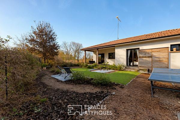 Maison contemporaine et sa double habitation en lisière de nature