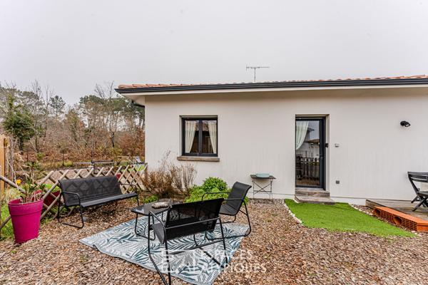 Maison contemporaine et sa double habitation en lisière de nature