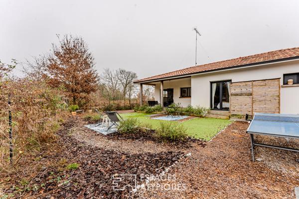 Maison contemporaine et sa double habitation en lisière de nature