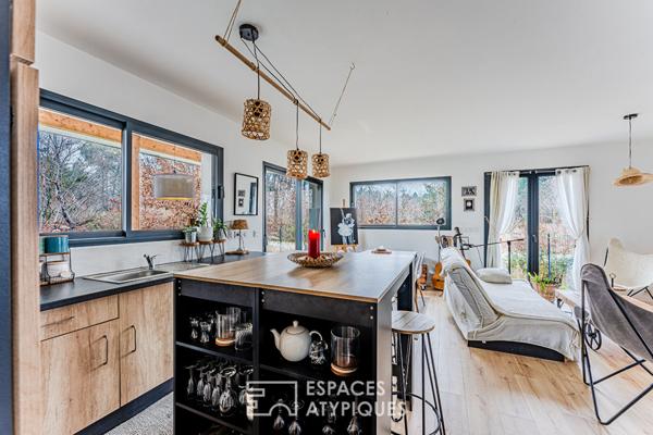 Maison contemporaine et sa double habitation en lisière de nature