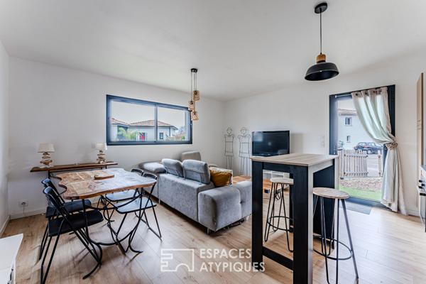 Maison contemporaine et sa double habitation en lisière de nature