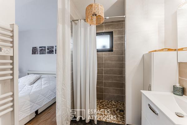 Maison contemporaine et sa double habitation en lisière de nature