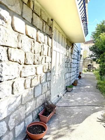 À vendre à Port-Saint-Louis-du-Rhône (13230), maison T4 à étage de 75 m2, avec grand garage, sur une parcelle de 501m2.