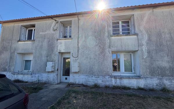 Maison à vendre    10 pièces •  Saint-Just-Luzac