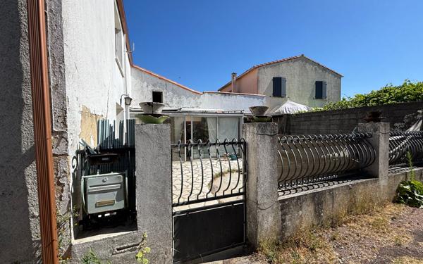 Maison à vendre    10 pièces •  Saint-Just-Luzac