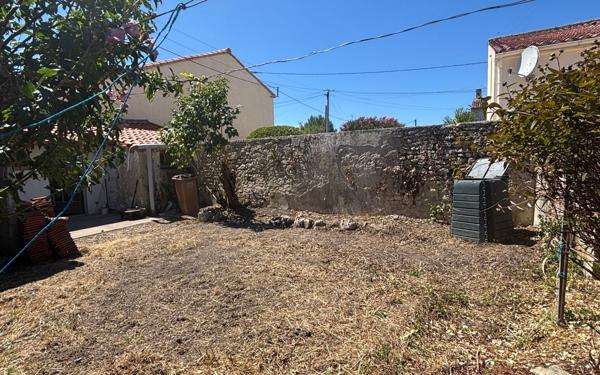 Maison à vendre    10 pièces •  Saint-Just-Luzac