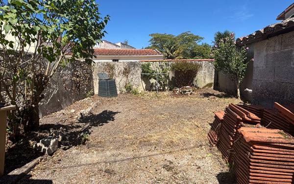 Maison à vendre    10 pièces •  Saint-Just-Luzac