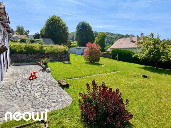 CHARME DE L'ANCIEN, BEAUX VOLUMES ET JARDIN ARBORÉ AU CŒUR DE JUSSAC !
