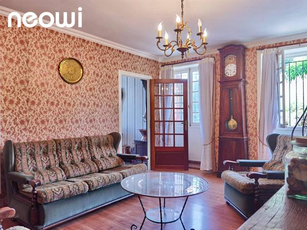 CHARME DE L'ANCIEN, BEAUX VOLUMES ET JARDIN ARBORÉ AU CŒUR DE JUSSAC !