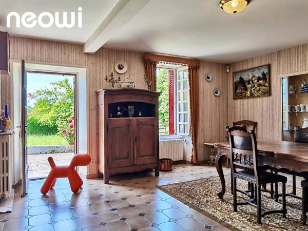 CHARME DE L'ANCIEN, BEAUX VOLUMES ET JARDIN ARBORÉ AU CŒUR DE JUSSAC !