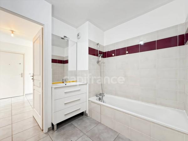 Appartement à vendre 3 pièces GEX (01) - 60m2 - en attique avec stationnements privatifs intérieur & extérieur