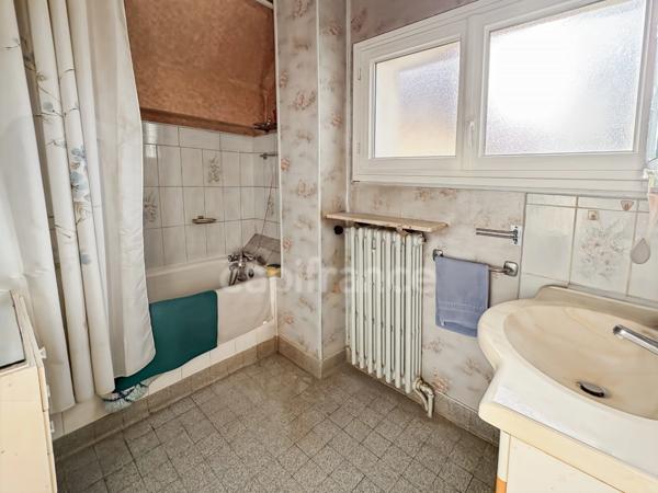 Belle opportunité dans un secteur prisé : maison familiale de 6 pièces à fort potentiel.