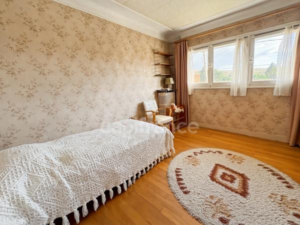 Belle opportunité dans un secteur prisé : maison familiale de 6 pièces à fort potentiel.