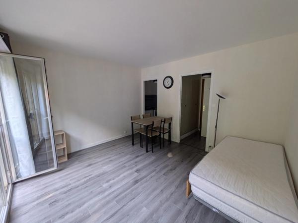 PONTIVY À PROXIMITÉ IMMÉDIATE DES COMMERCES À PIEDS STUDIO DE 21M² ENVION EN BON ETAT GENERAL