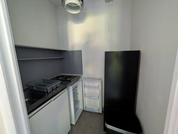 PONTIVY À PROXIMITÉ IMMÉDIATE DES COMMERCES À PIEDS STUDIO DE 21M² ENVION EN BON ETAT GENERAL