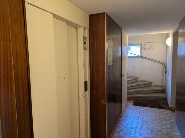 PONTIVY À PROXIMITÉ IMMÉDIATE DES COMMERCES À PIEDS STUDIO DE 21M² ENVION EN BON ETAT GENERAL