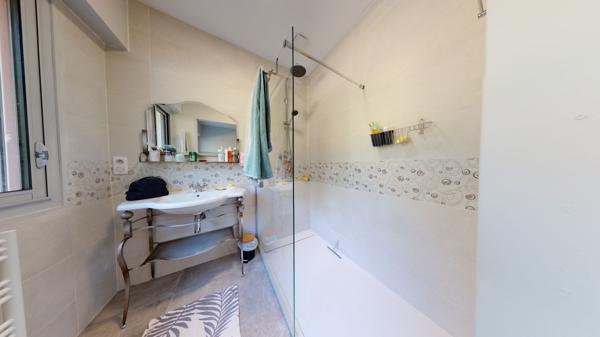 Villa
                                                                                                                                                                                                                                                                                                                        5 pièce(s)                                                                                                                                                                                                          4 chambre(s)                                                                                                                                                                                                          136  m²