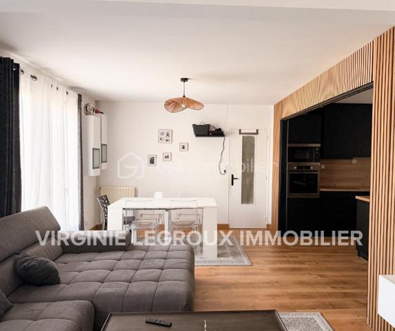 Située à proximité du centre, cette maison de plain-pied de 80m2 rénovée avec goût, offre un beau potentiel à ses futurs propriétaires. 
Nous commencerons la visite par une entrée qui dessert d'un coté l'espace jour et de l'autre l'espace nuit. 
La pièce de vie fait 40m2, elle est composée du salon-séjour et de 25m2 et de la cuisine aménagée et équipée de 15m2, entièrement refaite avec goût. 
Pratique de la cuisine, vous accéderez à la buanderie de 9m2 et au garage de 18m2. 
Nous poursuivrons la visite avec la partie nuit, composée elle d'une première chambre de 11m2, d'une seconde chambre de 10m2 et d'une salle d'eau de 5m2. Le meuble vasque a été récemment changé. 
Toutes les peintures ont été refaites ainsi que tous les sols. Le tableau électrique a été revu. Le mode de chauffage est au fuel, possibilité d'installer pour ceux qui le souhaitent un poêle à bois, à granulés ou encore une 
pompe à chaleur. Les menuiseries (anciennes) sont en double vitrage sont à envisager de changer. Un devis a été récemment fait, il s'élève à 6000€ TTC pour l'ensemble. La taxe foncière est de 500€. 
Coté extérieur, vous pourrez profiter de la parcelle de 520m2 entièrement close et sans vis à vis.
Alors cette maison correspond à  plusieurs de vos critères ? Ne tardez pas, appelez-moi !
Et n'oubliez pas, Saint-Pierre-La-Cour est une commune dynamique de 2300 habitants avec une école privée, une école publique, un collège privé, un pôle enfance jeunesse, mais aussi, médecins, dentiste, kiné, centre de soins infirmiers, ostéopathes, orthophoniste, psychologue, sage-femme,  pharmacie, infirmières libérales ainsi que de nombreuses infrastructures sportives, des commerces (supérette, boulangerie, boucherie, coiffeurs, bar, etc), avec son accès rapide à l'axe Rennes-Laval et à l'autoroute ainsi que sa gare ferroviaire avec ses arrêts quotidiens.