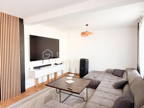 Située à proximité du centre, cette maison de plain-pied de 80m2 rénovée avec goût, offre un beau potentiel à ses futurs propriétaires. 
Nous commencerons la visite par une entrée qui dessert d'un coté l'espace jour et de l'autre l'espace nuit. 
La pièce de vie fait 40m2, elle est composée du salon-séjour et de 25m2 et de la cuisine aménagée et équipée de 15m2, entièrement refaite avec goût. 
Pratique de la cuisine, vous accéderez à la buanderie de 9m2 et au garage de 18m2. 
Nous poursuivrons la visite avec la partie nuit, composée elle d'une première chambre de 11m2, d'une seconde chambre de 10m2 et d'une salle d'eau de 5m2. Le meuble vasque a été récemment changé. 
Toutes les peintures ont été refaites ainsi que tous les sols. Le tableau électrique a été revu. Le mode de chauffage est au fuel, possibilité d'installer pour ceux qui le souhaitent un poêle à bois, à granulés ou encore une 
pompe à chaleur. Les menuiseries (anciennes) sont en double vitrage sont à envisager de changer. Un devis a été récemment fait, il s'élève à 6000€ TTC pour l'ensemble. La taxe foncière est de 500€. 
Coté extérieur, vous pourrez profiter de la parcelle de 520m2 entièrement close et sans vis à vis.
Alors cette maison correspond à  plusieurs de vos critères ? Ne tardez pas, appelez-moi !
Et n'oubliez pas, Saint-Pierre-La-Cour est une commune dynamique de 2300 habitants avec une école privée, une école publique, un collège privé, un pôle enfance jeunesse, mais aussi, médecins, dentiste, kiné, centre de soins infirmiers, ostéopathes, orthophoniste, psychologue, sage-femme,  pharmacie, infirmières libérales ainsi que de nombreuses infrastructures sportives, des commerces (supérette, boulangerie, boucherie, coiffeurs, bar, etc), avec son accès rapide à l'axe Rennes-Laval et à l'autoroute ainsi que sa gare ferroviaire avec ses arrêts quotidiens.