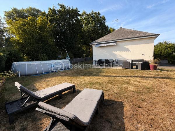 Située à proximité du centre, cette maison de plain-pied de 80m2 rénovée avec goût, offre un beau potentiel à ses futurs propriétaires. 
Nous commencerons la visite par une entrée qui dessert d'un coté l'espace jour et de l'autre l'espace nuit. 
La pièce de vie fait 40m2, elle est composée du salon-séjour et de 25m2 et de la cuisine aménagée et équipée de 15m2, entièrement refaite avec goût. 
Pratique de la cuisine, vous accéderez à la buanderie de 9m2 et au garage de 18m2. 
Nous poursuivrons la visite avec la partie nuit, composée elle d'une première chambre de 11m2, d'une seconde chambre de 10m2 et d'une salle d'eau de 5m2. Le meuble vasque a été récemment changé. 
Toutes les peintures ont été refaites ainsi que tous les sols. Le tableau électrique a été revu. Le mode de chauffage est au fuel, possibilité d'installer pour ceux qui le souhaitent un poêle à bois, à granulés ou encore une 
pompe à chaleur. Les menuiseries (anciennes) sont en double vitrage sont à envisager de changer. Un devis a été récemment fait, il s'élève à 6000€ TTC pour l'ensemble. La taxe foncière est de 500€. 
Coté extérieur, vous pourrez profiter de la parcelle de 520m2 entièrement close et sans vis à vis.
Alors cette maison correspond à  plusieurs de vos critères ? Ne tardez pas, appelez-moi !
Et n'oubliez pas, Saint-Pierre-La-Cour est une commune dynamique de 2300 habitants avec une école privée, une école publique, un collège privé, un pôle enfance jeunesse, mais aussi, médecins, dentiste, kiné, centre de soins infirmiers, ostéopathes, orthophoniste, psychologue, sage-femme,  pharmacie, infirmières libérales ainsi que de nombreuses infrastructures sportives, des commerces (supérette, boulangerie, boucherie, coiffeurs, bar, etc), avec son accès rapide à l'axe Rennes-Laval et à l'autoroute ainsi que sa gare ferroviaire avec ses arrêts quotidiens.
