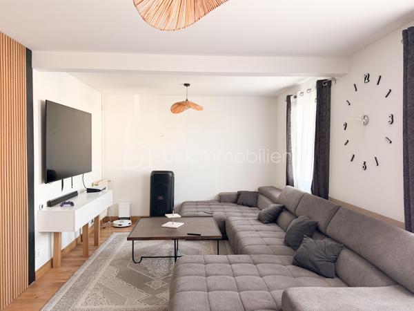 Située à proximité du centre, cette maison de plain-pied de 80m2 rénovée avec goût, offre un beau potentiel à ses futurs propriétaires. 
Nous commencerons la visite par une entrée qui dessert d'un coté l'espace jour et de l'autre l'espace nuit. 
La pièce de vie fait 40m2, elle est composée du salon-séjour et de 25m2 et de la cuisine aménagée et équipée de 15m2, entièrement refaite avec goût. 
Pratique de la cuisine, vous accéderez à la buanderie de 9m2 et au garage de 18m2. 
Nous poursuivrons la visite avec la partie nuit, composée elle d'une première chambre de 11m2, d'une seconde chambre de 10m2 et d'une salle d'eau de 5m2. Le meuble vasque a été récemment changé. 
Toutes les peintures ont été refaites ainsi que tous les sols. Le tableau électrique a été revu. Le mode de chauffage est au fuel, possibilité d'installer pour ceux qui le souhaitent un poêle à bois, à granulés ou encore une 
pompe à chaleur. Les menuiseries (anciennes) sont en double vitrage sont à envisager de changer. Un devis a été récemment fait, il s'élève à 6000€ TTC pour l'ensemble. La taxe foncière est de 500€. 
Coté extérieur, vous pourrez profiter de la parcelle de 520m2 entièrement close et sans vis à vis.
Alors cette maison correspond à  plusieurs de vos critères ? Ne tardez pas, appelez-moi !
Et n'oubliez pas, Saint-Pierre-La-Cour est une commune dynamique de 2300 habitants avec une école privée, une école publique, un collège privé, un pôle enfance jeunesse, mais aussi, médecins, dentiste, kiné, centre de soins infirmiers, ostéopathes, orthophoniste, psychologue, sage-femme,  pharmacie, infirmières libérales ainsi que de nombreuses infrastructures sportives, des commerces (supérette, boulangerie, boucherie, coiffeurs, bar, etc), avec son accès rapide à l'axe Rennes-Laval et à l'autoroute ainsi que sa gare ferroviaire avec ses arrêts quotidiens.
