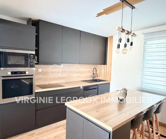 Située à proximité du centre, cette maison de plain-pied de 80m2 rénovée avec goût, offre un beau potentiel à ses futurs propriétaires. 
Nous commencerons la visite par une entrée qui dessert d'un coté l'espace jour et de l'autre l'espace nuit. 
La pièce de vie fait 40m2, elle est composée du salon-séjour et de 25m2 et de la cuisine aménagée et équipée de 15m2, entièrement refaite avec goût. 
Pratique de la cuisine, vous accéderez à la buanderie de 9m2 et au garage de 18m2. 
Nous poursuivrons la visite avec la partie nuit, composée elle d'une première chambre de 11m2, d'une seconde chambre de 10m2 et d'une salle d'eau de 5m2. Le meuble vasque a été récemment changé. 
Toutes les peintures ont été refaites ainsi que tous les sols. Le tableau électrique a été revu. Le mode de chauffage est au fuel, possibilité d'installer pour ceux qui le souhaitent un poêle à bois, à granulés ou encore une 
pompe à chaleur. Les menuiseries (anciennes) sont en double vitrage sont à envisager de changer. Un devis a été récemment fait, il s'élève à 6000€ TTC pour l'ensemble. La taxe foncière est de 500€. 
Coté extérieur, vous pourrez profiter de la parcelle de 520m2 entièrement close et sans vis à vis.
Alors cette maison correspond à  plusieurs de vos critères ? Ne tardez pas, appelez-moi !
Et n'oubliez pas, Saint-Pierre-La-Cour est une commune dynamique de 2300 habitants avec une école privée, une école publique, un collège privé, un pôle enfance jeunesse, mais aussi, médecins, dentiste, kiné, centre de soins infirmiers, ostéopathes, orthophoniste, psychologue, sage-femme,  pharmacie, infirmières libérales ainsi que de nombreuses infrastructures sportives, des commerces (supérette, boulangerie, boucherie, coiffeurs, bar, etc), avec son accès rapide à l'axe Rennes-Laval et à l'autoroute ainsi que sa gare ferroviaire avec ses arrêts quotidiens.
