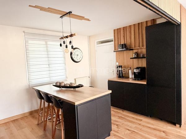 Située à proximité du centre, cette maison de plain-pied de 80m2 rénovée avec goût, offre un beau potentiel à ses futurs propriétaires. 
Nous commencerons la visite par une entrée qui dessert d'un coté l'espace jour et de l'autre l'espace nuit. 
La pièce de vie fait 40m2, elle est composée du salon-séjour et de 25m2 et de la cuisine aménagée et équipée de 15m2, entièrement refaite avec goût. 
Pratique de la cuisine, vous accéderez à la buanderie de 9m2 et au garage de 18m2. 
Nous poursuivrons la visite avec la partie nuit, composée elle d'une première chambre de 11m2, d'une seconde chambre de 10m2 et d'une salle d'eau de 5m2. Le meuble vasque a été récemment changé. 
Toutes les peintures ont été refaites ainsi que tous les sols. Le tableau électrique a été revu. Le mode de chauffage est au fuel, possibilité d'installer pour ceux qui le souhaitent un poêle à bois, à granulés ou encore une 
pompe à chaleur. Les menuiseries (anciennes) sont en double vitrage sont à envisager de changer. Un devis a été récemment fait, il s'élève à 6000€ TTC pour l'ensemble. La taxe foncière est de 500€. 
Coté extérieur, vous pourrez profiter de la parcelle de 520m2 entièrement close et sans vis à vis.
Alors cette maison correspond à  plusieurs de vos critères ? Ne tardez pas, appelez-moi !
Et n'oubliez pas, Saint-Pierre-La-Cour est une commune dynamique de 2300 habitants avec une école privée, une école publique, un collège privé, un pôle enfance jeunesse, mais aussi, médecins, dentiste, kiné, centre de soins infirmiers, ostéopathes, orthophoniste, psychologue, sage-femme,  pharmacie, infirmières libérales ainsi que de nombreuses infrastructures sportives, des commerces (supérette, boulangerie, boucherie, coiffeurs, bar, etc), avec son accès rapide à l'axe Rennes-Laval et à l'autoroute ainsi que sa gare ferroviaire avec ses arrêts quotidiens.