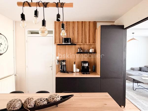 Située à proximité du centre, cette maison de plain-pied de 80m2 rénovée avec goût, offre un beau potentiel à ses futurs propriétaires. 
Nous commencerons la visite par une entrée qui dessert d'un coté l'espace jour et de l'autre l'espace nuit. 
La pièce de vie fait 40m2, elle est composée du salon-séjour et de 25m2 et de la cuisine aménagée et équipée de 15m2, entièrement refaite avec goût. 
Pratique de la cuisine, vous accéderez à la buanderie de 9m2 et au garage de 18m2. 
Nous poursuivrons la visite avec la partie nuit, composée elle d'une première chambre de 11m2, d'une seconde chambre de 10m2 et d'une salle d'eau de 5m2. Le meuble vasque a été récemment changé. 
Toutes les peintures ont été refaites ainsi que tous les sols. Le tableau électrique a été revu. Le mode de chauffage est au fuel, possibilité d'installer pour ceux qui le souhaitent un poêle à bois, à granulés ou encore une 
pompe à chaleur. Les menuiseries (anciennes) sont en double vitrage sont à envisager de changer. Un devis a été récemment fait, il s'élève à 6000€ TTC pour l'ensemble. La taxe foncière est de 500€. 
Coté extérieur, vous pourrez profiter de la parcelle de 520m2 entièrement close et sans vis à vis.
Alors cette maison correspond à  plusieurs de vos critères ? Ne tardez pas, appelez-moi !
Et n'oubliez pas, Saint-Pierre-La-Cour est une commune dynamique de 2300 habitants avec une école privée, une école publique, un collège privé, un pôle enfance jeunesse, mais aussi, médecins, dentiste, kiné, centre de soins infirmiers, ostéopathes, orthophoniste, psychologue, sage-femme,  pharmacie, infirmières libérales ainsi que de nombreuses infrastructures sportives, des commerces (supérette, boulangerie, boucherie, coiffeurs, bar, etc), avec son accès rapide à l'axe Rennes-Laval et à l'autoroute ainsi que sa gare ferroviaire avec ses arrêts quotidiens.