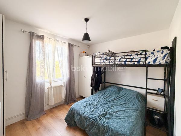 Située à proximité du centre, cette maison de plain-pied de 80m2 rénovée avec goût, offre un beau potentiel à ses futurs propriétaires. 
Nous commencerons la visite par une entrée qui dessert d'un coté l'espace jour et de l'autre l'espace nuit. 
La pièce de vie fait 40m2, elle est composée du salon-séjour et de 25m2 et de la cuisine aménagée et équipée de 15m2, entièrement refaite avec goût. 
Pratique de la cuisine, vous accéderez à la buanderie de 9m2 et au garage de 18m2. 
Nous poursuivrons la visite avec la partie nuit, composée elle d'une première chambre de 11m2, d'une seconde chambre de 10m2 et d'une salle d'eau de 5m2. Le meuble vasque a été récemment changé. 
Toutes les peintures ont été refaites ainsi que tous les sols. Le tableau électrique a été revu. Le mode de chauffage est au fuel, possibilité d'installer pour ceux qui le souhaitent un poêle à bois, à granulés ou encore une 
pompe à chaleur. Les menuiseries (anciennes) sont en double vitrage sont à envisager de changer. Un devis a été récemment fait, il s'élève à 6000€ TTC pour l'ensemble. La taxe foncière est de 500€. 
Coté extérieur, vous pourrez profiter de la parcelle de 520m2 entièrement close et sans vis à vis.
Alors cette maison correspond à  plusieurs de vos critères ? Ne tardez pas, appelez-moi !
Et n'oubliez pas, Saint-Pierre-La-Cour est une commune dynamique de 2300 habitants avec une école privée, une école publique, un collège privé, un pôle enfance jeunesse, mais aussi, médecins, dentiste, kiné, centre de soins infirmiers, ostéopathes, orthophoniste, psychologue, sage-femme,  pharmacie, infirmières libérales ainsi que de nombreuses infrastructures sportives, des commerces (supérette, boulangerie, boucherie, coiffeurs, bar, etc), avec son accès rapide à l'axe Rennes-Laval et à l'autoroute ainsi que sa gare ferroviaire avec ses arrêts quotidiens.