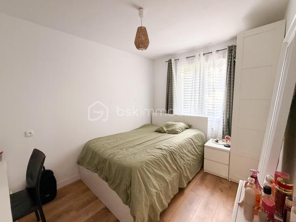 Située à proximité du centre, cette maison de plain-pied de 80m2 rénovée avec goût, offre un beau potentiel à ses futurs propriétaires. 
Nous commencerons la visite par une entrée qui dessert d'un coté l'espace jour et de l'autre l'espace nuit. 
La pièce de vie fait 40m2, elle est composée du salon-séjour et de 25m2 et de la cuisine aménagée et équipée de 15m2, entièrement refaite avec goût. 
Pratique de la cuisine, vous accéderez à la buanderie de 9m2 et au garage de 18m2. 
Nous poursuivrons la visite avec la partie nuit, composée elle d'une première chambre de 11m2, d'une seconde chambre de 10m2 et d'une salle d'eau de 5m2. Le meuble vasque a été récemment changé. 
Toutes les peintures ont été refaites ainsi que tous les sols. Le tableau électrique a été revu. Le mode de chauffage est au fuel, possibilité d'installer pour ceux qui le souhaitent un poêle à bois, à granulés ou encore une 
pompe à chaleur. Les menuiseries (anciennes) sont en double vitrage sont à envisager de changer. Un devis a été récemment fait, il s'élève à 6000€ TTC pour l'ensemble. La taxe foncière est de 500€. 
Coté extérieur, vous pourrez profiter de la parcelle de 520m2 entièrement close et sans vis à vis.
Alors cette maison correspond à  plusieurs de vos critères ? Ne tardez pas, appelez-moi !
Et n'oubliez pas, Saint-Pierre-La-Cour est une commune dynamique de 2300 habitants avec une école privée, une école publique, un collège privé, un pôle enfance jeunesse, mais aussi, médecins, dentiste, kiné, centre de soins infirmiers, ostéopathes, orthophoniste, psychologue, sage-femme,  pharmacie, infirmières libérales ainsi que de nombreuses infrastructures sportives, des commerces (supérette, boulangerie, boucherie, coiffeurs, bar, etc), avec son accès rapide à l'axe Rennes-Laval et à l'autoroute ainsi que sa gare ferroviaire avec ses arrêts quotidiens.