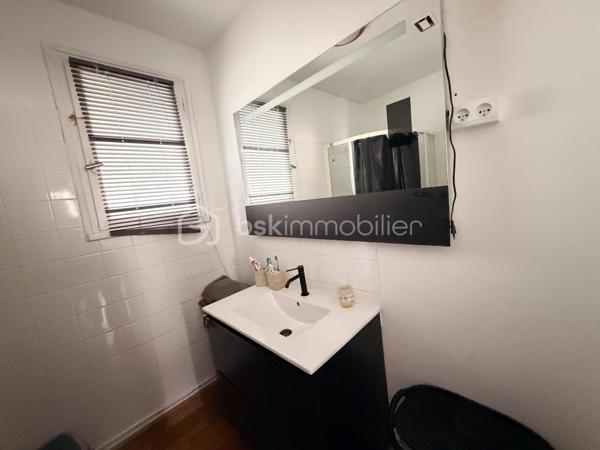 Située à proximité du centre, cette maison de plain-pied de 80m2 rénovée avec goût, offre un beau potentiel à ses futurs propriétaires. 
Nous commencerons la visite par une entrée qui dessert d'un coté l'espace jour et de l'autre l'espace nuit. 
La pièce de vie fait 40m2, elle est composée du salon-séjour et de 25m2 et de la cuisine aménagée et équipée de 15m2, entièrement refaite avec goût. 
Pratique de la cuisine, vous accéderez à la buanderie de 9m2 et au garage de 18m2. 
Nous poursuivrons la visite avec la partie nuit, composée elle d'une première chambre de 11m2, d'une seconde chambre de 10m2 et d'une salle d'eau de 5m2. Le meuble vasque a été récemment changé. 
Toutes les peintures ont été refaites ainsi que tous les sols. Le tableau électrique a été revu. Le mode de chauffage est au fuel, possibilité d'installer pour ceux qui le souhaitent un poêle à bois, à granulés ou encore une 
pompe à chaleur. Les menuiseries (anciennes) sont en double vitrage sont à envisager de changer. Un devis a été récemment fait, il s'élève à 6000€ TTC pour l'ensemble. La taxe foncière est de 500€. 
Coté extérieur, vous pourrez profiter de la parcelle de 520m2 entièrement close et sans vis à vis.
Alors cette maison correspond à  plusieurs de vos critères ? Ne tardez pas, appelez-moi !
Et n'oubliez pas, Saint-Pierre-La-Cour est une commune dynamique de 2300 habitants avec une école privée, une école publique, un collège privé, un pôle enfance jeunesse, mais aussi, médecins, dentiste, kiné, centre de soins infirmiers, ostéopathes, orthophoniste, psychologue, sage-femme,  pharmacie, infirmières libérales ainsi que de nombreuses infrastructures sportives, des commerces (supérette, boulangerie, boucherie, coiffeurs, bar, etc), avec son accès rapide à l'axe Rennes-Laval et à l'autoroute ainsi que sa gare ferroviaire avec ses arrêts quotidiens.