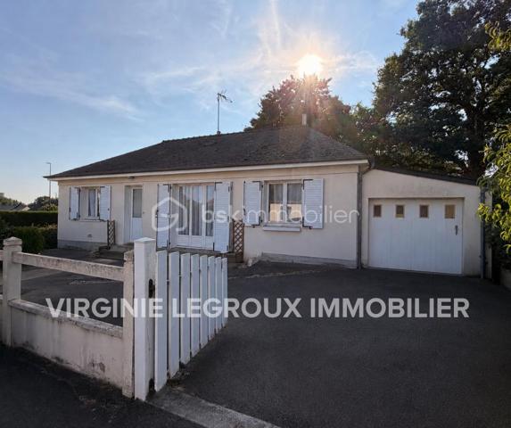 Située à proximité du centre, cette maison de plain-pied de 80m2 rénovée avec goût, offre un beau potentiel à ses futurs propriétaires. 
Nous commencerons la visite par une entrée qui dessert d'un coté l'espace jour et de l'autre l'espace nuit. 
La pièce de vie fait 40m2, elle est composée du salon-séjour et de 25m2 et de la cuisine aménagée et équipée de 15m2, entièrement refaite avec goût. 
Pratique de la cuisine, vous accéderez à la buanderie de 9m2 et au garage de 18m2. 
Nous poursuivrons la visite avec la partie nuit, composée elle d'une première chambre de 11m2, d'une seconde chambre de 10m2 et d'une salle d'eau de 5m2. Le meuble vasque a été récemment changé. 
Toutes les peintures ont été refaites ainsi que tous les sols. Le tableau électrique a été revu. Le mode de chauffage est au fuel, possibilité d'installer pour ceux qui le souhaitent un poêle à bois, à granulés ou encore une 
pompe à chaleur. Les menuiseries (anciennes) sont en double vitrage sont à envisager de changer. Un devis a été récemment fait, il s'élève à 6000€ TTC pour l'ensemble. La taxe foncière est de 500€. 
Coté extérieur, vous pourrez profiter de la parcelle de 520m2 entièrement close et sans vis à vis.
Alors cette maison correspond à  plusieurs de vos critères ? Ne tardez pas, appelez-moi !
Et n'oubliez pas, Saint-Pierre-La-Cour est une commune dynamique de 2300 habitants avec une école privée, une école publique, un collège privé, un pôle enfance jeunesse, mais aussi, médecins, dentiste, kiné, centre de soins infirmiers, ostéopathes, orthophoniste, psychologue, sage-femme,  pharmacie, infirmières libérales ainsi que de nombreuses infrastructures sportives, des commerces (supérette, boulangerie, boucherie, coiffeurs, bar, etc), avec son accès rapide à l'axe Rennes-Laval et à l'autoroute ainsi que sa gare ferroviaire avec ses arrêts quotidiens.