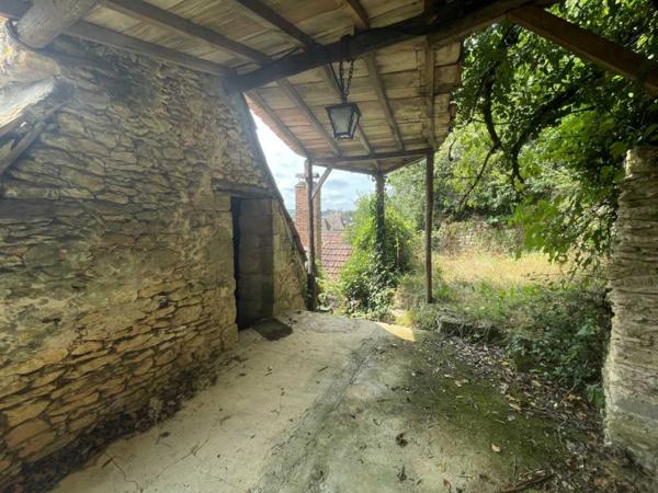 Maison ancienne - Montignac-lascaux En Périgord Noir, à Montignac-Lascaux, à proximité à pied des commerces, maison de ville d'environ 200 m2 habitables avec petits extérieurs. Travaux de rafraîchissement à prévoir. Potentiel locatif.