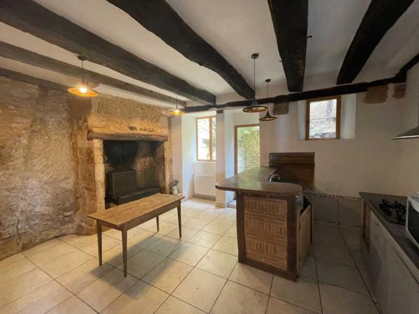 Maison ancienne - Montignac-lascaux En Périgord Noir, à Montignac-Lascaux, à proximité à pied des commerces, maison de ville d'environ 200 m2 habitables avec petits extérieurs. Travaux de rafraîchissement à prévoir. Potentiel locatif.
