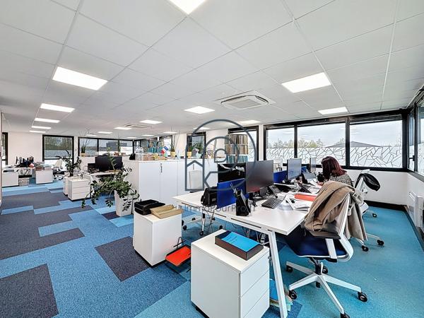Villeneuve-d'Ascq – Haute Borne | Immeuble indépendant 550 m² + 22 parkings | Clés en main | À vendre