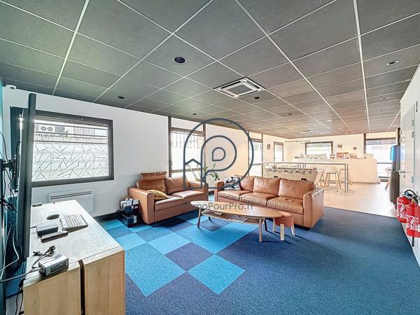 Villeneuve-d'Ascq – Haute Borne | Immeuble indépendant 550 m² + 22 parkings | Clés en main | À vendre