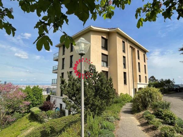 Appartement 4 P 102 m² avec terrasse et vue sur Lyon plus deux stationnements