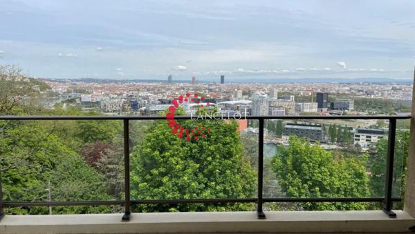 Appartement 4 P 102 m² avec terrasse et vue sur Lyon plus deux stationnements
