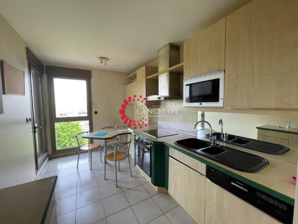 Appartement 4 P 102 m² avec terrasse et vue sur Lyon plus deux stationnements