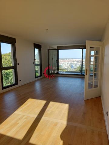 Appartement 4 P 102 m² avec terrasse et vue sur Lyon plus deux stationnements