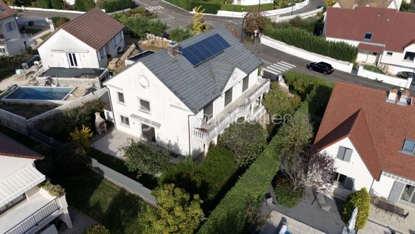 Maison familiale d’exception avec T2 indépendant – 258 m² – Daix, secteur recherché “Les Champs Moreaux”

À seulement quelques minutes de Dijon, dans l’un des secteurs les plus prisés et paisibles de Daix, découvrez cette superbe maison familiale de 1990, offrant 258 m² habitables sur un magnifique terrain arboré et fruitier de 651 m².

Parfaitement entretenue, lumineuse et économe en énergie (DPE B), cette propriété séduit par ses volumes généreux, ses prestations de qualité et son potentiel d’évolution.

Au rez-de-chaussée

* Hall d’entrée lumineux avec puits de lumière et élégant escalier central
* Vaste salon/séjour de 44 m² avec cheminée
* Grande cuisine entièrement équipée de 30 m² avec espace repas convivial
* Une chambre
* Salle de douche
* WC indépendant

À l’étage

* Belle mezzanine ouverte
* 4 chambres confortables
* Bureau
* Salle de bains
* WC indépendant

Potentiel supplémentaire

Le second étage, déjà isolé, permet l’aménagement d’environ 50 m² supplémentaires selon vos besoins : salle de jeux, suite parentale, espace télétravail…

Sous-sol complet

* Garage triple
* Buanderie
* Chaufferie
* Cave

Un vrai plus : appartement T2 indépendant d’environ 40 m²

Idéal pour :

* un adolescent ou un parent,
* une profession libérale,
* une location courte durée,
* un étudiant,
* ou un revenu locatif complémentaire.

Prestations & confort

* Pompe à chaleur avec plancher chauffant sur 2 niveaux
* Panneaux solaires
* Aspiration centralisée
* Adoucisseur d’eau

Une maison spacieuse, fonctionnelle et chaleureuse, idéale pour une grande famille recherchant calme, confort et proximité immédiate de Dijon.

Bien rare sur le secteur. À découvrir sans tarder !
