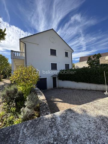 Maison familiale d’exception avec T2 indépendant – 258 m² – Daix, secteur recherché “Les Champs Moreaux”

À seulement quelques minutes de Dijon, dans l’un des secteurs les plus prisés et paisibles de Daix, découvrez cette superbe maison familiale de 1990, offrant 258 m² habitables sur un magnifique terrain arboré et fruitier de 651 m².

Parfaitement entretenue, lumineuse et économe en énergie (DPE B), cette propriété séduit par ses volumes généreux, ses prestations de qualité et son potentiel d’évolution.

Au rez-de-chaussée

* Hall d’entrée lumineux avec puits de lumière et élégant escalier central
* Vaste salon/séjour de 44 m² avec cheminée
* Grande cuisine entièrement équipée de 30 m² avec espace repas convivial
* Une chambre
* Salle de douche
* WC indépendant

À l’étage

* Belle mezzanine ouverte
* 4 chambres confortables
* Bureau
* Salle de bains
* WC indépendant

Potentiel supplémentaire

Le second étage, déjà isolé, permet l’aménagement d’environ 50 m² supplémentaires selon vos besoins : salle de jeux, suite parentale, espace télétravail…

Sous-sol complet

* Garage triple
* Buanderie
* Chaufferie
* Cave

Un vrai plus : appartement T2 indépendant d’environ 40 m²

Idéal pour :

* un adolescent ou un parent,
* une profession libérale,
* une location courte durée,
* un étudiant,
* ou un revenu locatif complémentaire.

Prestations & confort

* Pompe à chaleur avec plancher chauffant sur 2 niveaux
* Panneaux solaires
* Aspiration centralisée
* Adoucisseur d’eau

Une maison spacieuse, fonctionnelle et chaleureuse, idéale pour une grande famille recherchant calme, confort et proximité immédiate de Dijon.

Bien rare sur le secteur. À découvrir sans tarder !