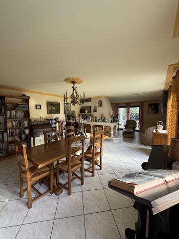 Maison familiale d’exception avec T2 indépendant – 258 m² – Daix, secteur recherché “Les Champs Moreaux”

À seulement quelques minutes de Dijon, dans l’un des secteurs les plus prisés et paisibles de Daix, découvrez cette superbe maison familiale de 1990, offrant 258 m² habitables sur un magnifique terrain arboré et fruitier de 651 m².

Parfaitement entretenue, lumineuse et économe en énergie (DPE B), cette propriété séduit par ses volumes généreux, ses prestations de qualité et son potentiel d’évolution.

Au rez-de-chaussée

* Hall d’entrée lumineux avec puits de lumière et élégant escalier central
* Vaste salon/séjour de 44 m² avec cheminée
* Grande cuisine entièrement équipée de 30 m² avec espace repas convivial
* Une chambre
* Salle de douche
* WC indépendant

À l’étage

* Belle mezzanine ouverte
* 4 chambres confortables
* Bureau
* Salle de bains
* WC indépendant

Potentiel supplémentaire

Le second étage, déjà isolé, permet l’aménagement d’environ 50 m² supplémentaires selon vos besoins : salle de jeux, suite parentale, espace télétravail…

Sous-sol complet

* Garage triple
* Buanderie
* Chaufferie
* Cave

Un vrai plus : appartement T2 indépendant d’environ 40 m²

Idéal pour :

* un adolescent ou un parent,
* une profession libérale,
* une location courte durée,
* un étudiant,
* ou un revenu locatif complémentaire.

Prestations & confort

* Pompe à chaleur avec plancher chauffant sur 2 niveaux
* Panneaux solaires
* Aspiration centralisée
* Adoucisseur d’eau

Une maison spacieuse, fonctionnelle et chaleureuse, idéale pour une grande famille recherchant calme, confort et proximité immédiate de Dijon.

Bien rare sur le secteur. À découvrir sans tarder !
