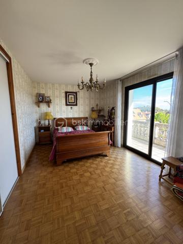 Maison familiale d’exception avec T2 indépendant – 258 m² – Daix, secteur recherché “Les Champs Moreaux”

À seulement quelques minutes de Dijon, dans l’un des secteurs les plus prisés et paisibles de Daix, découvrez cette superbe maison familiale de 1990, offrant 258 m² habitables sur un magnifique terrain arboré et fruitier de 651 m².

Parfaitement entretenue, lumineuse et économe en énergie (DPE B), cette propriété séduit par ses volumes généreux, ses prestations de qualité et son potentiel d’évolution.

Au rez-de-chaussée

* Hall d’entrée lumineux avec puits de lumière et élégant escalier central
* Vaste salon/séjour de 44 m² avec cheminée
* Grande cuisine entièrement équipée de 30 m² avec espace repas convivial
* Une chambre
* Salle de douche
* WC indépendant

À l’étage

* Belle mezzanine ouverte
* 4 chambres confortables
* Bureau
* Salle de bains
* WC indépendant

Potentiel supplémentaire

Le second étage, déjà isolé, permet l’aménagement d’environ 50 m² supplémentaires selon vos besoins : salle de jeux, suite parentale, espace télétravail…

Sous-sol complet

* Garage triple
* Buanderie
* Chaufferie
* Cave

Un vrai plus : appartement T2 indépendant d’environ 40 m²

Idéal pour :

* un adolescent ou un parent,
* une profession libérale,
* une location courte durée,
* un étudiant,
* ou un revenu locatif complémentaire.

Prestations & confort

* Pompe à chaleur avec plancher chauffant sur 2 niveaux
* Panneaux solaires
* Aspiration centralisée
* Adoucisseur d’eau

Une maison spacieuse, fonctionnelle et chaleureuse, idéale pour une grande famille recherchant calme, confort et proximité immédiate de Dijon.

Bien rare sur le secteur. À découvrir sans tarder !