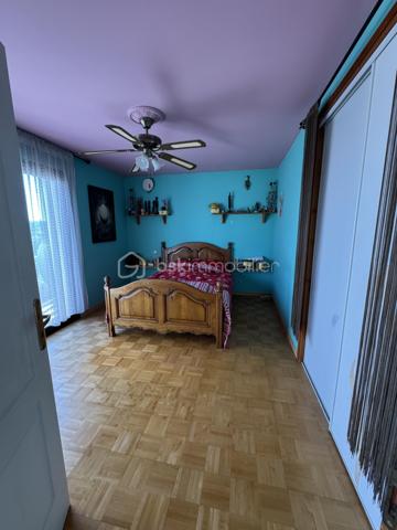 Maison familiale d’exception avec T2 indépendant – 258 m² – Daix, secteur recherché “Les Champs Moreaux”

À seulement quelques minutes de Dijon, dans l’un des secteurs les plus prisés et paisibles de Daix, découvrez cette superbe maison familiale de 1990, offrant 258 m² habitables sur un magnifique terrain arboré et fruitier de 651 m².

Parfaitement entretenue, lumineuse et économe en énergie (DPE B), cette propriété séduit par ses volumes généreux, ses prestations de qualité et son potentiel d’évolution.

Au rez-de-chaussée

* Hall d’entrée lumineux avec puits de lumière et élégant escalier central
* Vaste salon/séjour de 44 m² avec cheminée
* Grande cuisine entièrement équipée de 30 m² avec espace repas convivial
* Une chambre
* Salle de douche
* WC indépendant

À l’étage

* Belle mezzanine ouverte
* 4 chambres confortables
* Bureau
* Salle de bains
* WC indépendant

Potentiel supplémentaire

Le second étage, déjà isolé, permet l’aménagement d’environ 50 m² supplémentaires selon vos besoins : salle de jeux, suite parentale, espace télétravail…

Sous-sol complet

* Garage triple
* Buanderie
* Chaufferie
* Cave

Un vrai plus : appartement T2 indépendant d’environ 40 m²

Idéal pour :

* un adolescent ou un parent,
* une profession libérale,
* une location courte durée,
* un étudiant,
* ou un revenu locatif complémentaire.

Prestations & confort

* Pompe à chaleur avec plancher chauffant sur 2 niveaux
* Panneaux solaires
* Aspiration centralisée
* Adoucisseur d’eau

Une maison spacieuse, fonctionnelle et chaleureuse, idéale pour une grande famille recherchant calme, confort et proximité immédiate de Dijon.

Bien rare sur le secteur. À découvrir sans tarder !