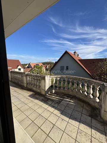 Maison familiale d’exception avec T2 indépendant – 258 m² – Daix, secteur recherché “Les Champs Moreaux”

À seulement quelques minutes de Dijon, dans l’un des secteurs les plus prisés et paisibles de Daix, découvrez cette superbe maison familiale de 1990, offrant 258 m² habitables sur un magnifique terrain arboré et fruitier de 651 m².

Parfaitement entretenue, lumineuse et économe en énergie (DPE B), cette propriété séduit par ses volumes généreux, ses prestations de qualité et son potentiel d’évolution.

Au rez-de-chaussée

* Hall d’entrée lumineux avec puits de lumière et élégant escalier central
* Vaste salon/séjour de 44 m² avec cheminée
* Grande cuisine entièrement équipée de 30 m² avec espace repas convivial
* Une chambre
* Salle de douche
* WC indépendant

À l’étage

* Belle mezzanine ouverte
* 4 chambres confortables
* Bureau
* Salle de bains
* WC indépendant

Potentiel supplémentaire

Le second étage, déjà isolé, permet l’aménagement d’environ 50 m² supplémentaires selon vos besoins : salle de jeux, suite parentale, espace télétravail…

Sous-sol complet

* Garage triple
* Buanderie
* Chaufferie
* Cave

Un vrai plus : appartement T2 indépendant d’environ 40 m²

Idéal pour :

* un adolescent ou un parent,
* une profession libérale,
* une location courte durée,
* un étudiant,
* ou un revenu locatif complémentaire.

Prestations & confort

* Pompe à chaleur avec plancher chauffant sur 2 niveaux
* Panneaux solaires
* Aspiration centralisée
* Adoucisseur d’eau

Une maison spacieuse, fonctionnelle et chaleureuse, idéale pour une grande famille recherchant calme, confort et proximité immédiate de Dijon.

Bien rare sur le secteur. À découvrir sans tarder !