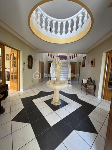 Maison familiale d’exception avec T2 indépendant – 258 m² – Daix, secteur recherché “Les Champs Moreaux”

À seulement quelques minutes de Dijon, dans l’un des secteurs les plus prisés et paisibles de Daix, découvrez cette superbe maison familiale de 1990, offrant 258 m² habitables sur un magnifique terrain arboré et fruitier de 651 m².

Parfaitement entretenue, lumineuse et économe en énergie (DPE B), cette propriété séduit par ses volumes généreux, ses prestations de qualité et son potentiel d’évolution.

Au rez-de-chaussée

* Hall d’entrée lumineux avec puits de lumière et élégant escalier central
* Vaste salon/séjour de 44 m² avec cheminée
* Grande cuisine entièrement équipée de 30 m² avec espace repas convivial
* Une chambre
* Salle de douche
* WC indépendant

À l’étage

* Belle mezzanine ouverte
* 4 chambres confortables
* Bureau
* Salle de bains
* WC indépendant

Potentiel supplémentaire

Le second étage, déjà isolé, permet l’aménagement d’environ 50 m² supplémentaires selon vos besoins : salle de jeux, suite parentale, espace télétravail…

Sous-sol complet

* Garage triple
* Buanderie
* Chaufferie
* Cave

Un vrai plus : appartement T2 indépendant d’environ 40 m²

Idéal pour :

* un adolescent ou un parent,
* une profession libérale,
* une location courte durée,
* un étudiant,
* ou un revenu locatif complémentaire.

Prestations & confort

* Pompe à chaleur avec plancher chauffant sur 2 niveaux
* Panneaux solaires
* Aspiration centralisée
* Adoucisseur d’eau

Une maison spacieuse, fonctionnelle et chaleureuse, idéale pour une grande famille recherchant calme, confort et proximité immédiate de Dijon.

Bien rare sur le secteur. À découvrir sans tarder !