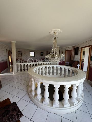 Maison familiale d’exception avec T2 indépendant – 258 m² – Daix, secteur recherché “Les Champs Moreaux”

À seulement quelques minutes de Dijon, dans l’un des secteurs les plus prisés et paisibles de Daix, découvrez cette superbe maison familiale de 1990, offrant 258 m² habitables sur un magnifique terrain arboré et fruitier de 651 m².

Parfaitement entretenue, lumineuse et économe en énergie (DPE B), cette propriété séduit par ses volumes généreux, ses prestations de qualité et son potentiel d’évolution.

Au rez-de-chaussée

* Hall d’entrée lumineux avec puits de lumière et élégant escalier central
* Vaste salon/séjour de 44 m² avec cheminée
* Grande cuisine entièrement équipée de 30 m² avec espace repas convivial
* Une chambre
* Salle de douche
* WC indépendant

À l’étage

* Belle mezzanine ouverte
* 4 chambres confortables
* Bureau
* Salle de bains
* WC indépendant

Potentiel supplémentaire

Le second étage, déjà isolé, permet l’aménagement d’environ 50 m² supplémentaires selon vos besoins : salle de jeux, suite parentale, espace télétravail…

Sous-sol complet

* Garage triple
* Buanderie
* Chaufferie
* Cave

Un vrai plus : appartement T2 indépendant d’environ 40 m²

Idéal pour :

* un adolescent ou un parent,
* une profession libérale,
* une location courte durée,
* un étudiant,
* ou un revenu locatif complémentaire.

Prestations & confort

* Pompe à chaleur avec plancher chauffant sur 2 niveaux
* Panneaux solaires
* Aspiration centralisée
* Adoucisseur d’eau

Une maison spacieuse, fonctionnelle et chaleureuse, idéale pour une grande famille recherchant calme, confort et proximité immédiate de Dijon.

Bien rare sur le secteur. À découvrir sans tarder !