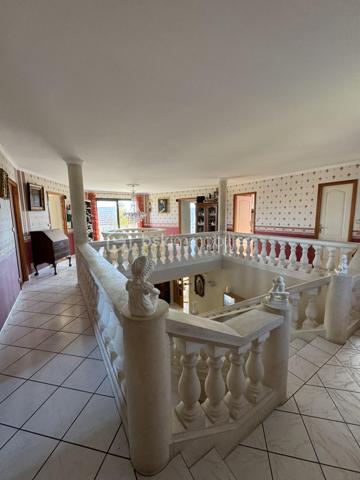 Maison familiale d’exception avec T2 indépendant – 258 m² – Daix, secteur recherché “Les Champs Moreaux”

À seulement quelques minutes de Dijon, dans l’un des secteurs les plus prisés et paisibles de Daix, découvrez cette superbe maison familiale de 1990, offrant 258 m² habitables sur un magnifique terrain arboré et fruitier de 651 m².

Parfaitement entretenue, lumineuse et économe en énergie (DPE B), cette propriété séduit par ses volumes généreux, ses prestations de qualité et son potentiel d’évolution.

Au rez-de-chaussée

* Hall d’entrée lumineux avec puits de lumière et élégant escalier central
* Vaste salon/séjour de 44 m² avec cheminée
* Grande cuisine entièrement équipée de 30 m² avec espace repas convivial
* Une chambre
* Salle de douche
* WC indépendant

À l’étage

* Belle mezzanine ouverte
* 4 chambres confortables
* Bureau
* Salle de bains
* WC indépendant

Potentiel supplémentaire

Le second étage, déjà isolé, permet l’aménagement d’environ 50 m² supplémentaires selon vos besoins : salle de jeux, suite parentale, espace télétravail…

Sous-sol complet

* Garage triple
* Buanderie
* Chaufferie
* Cave

Un vrai plus : appartement T2 indépendant d’environ 40 m²

Idéal pour :

* un adolescent ou un parent,
* une profession libérale,
* une location courte durée,
* un étudiant,
* ou un revenu locatif complémentaire.

Prestations & confort

* Pompe à chaleur avec plancher chauffant sur 2 niveaux
* Panneaux solaires
* Aspiration centralisée
* Adoucisseur d’eau

Une maison spacieuse, fonctionnelle et chaleureuse, idéale pour une grande famille recherchant calme, confort et proximité immédiate de Dijon.

Bien rare sur le secteur. À découvrir sans tarder !